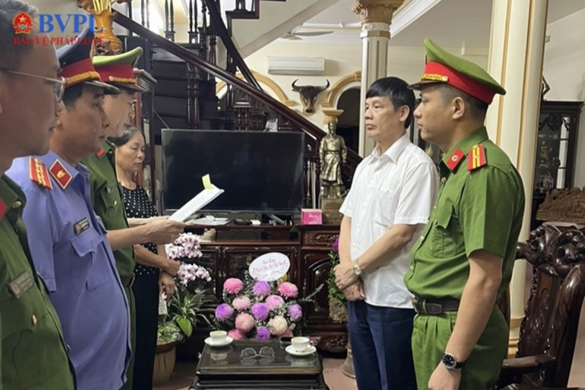Cơ quan chức năng đọc lệnh khởi tố ông Nguyễn Đình Xứng - cựu Chủ tịch UBND tỉnh Thanh Hóa. Ảnh: CATH