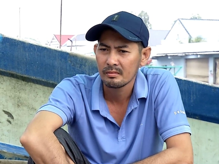 Anh Trương Hoài Phong, ngụ xã Khánh Bình Tây, huyện Trần Văn Thời, tỉnh Cà Mau chủ tàu cá CM-91296-TS kể lại sự việc tàu bị đánh bom xăng. Ảnh: Nhật Hồ