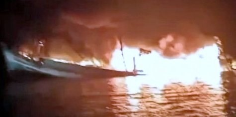 Một phương tiện đánh bắt thủy sản taij vùng biển Cà Mau bị đánh bom xăng gây cháy trước khi chìm xuống biển. Ảnh: Công an cung cấp
