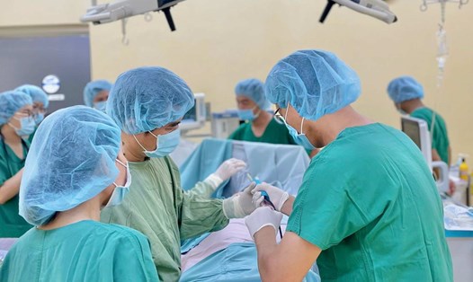 Các bác sĩ Bệnh viện quốc tế Phương Châu (Sóc Trăng) tiến hành lấy khối u tuyến vú cho bệnh nhân bằng phương pháp sinh thiết. Ảnh: Phương anh