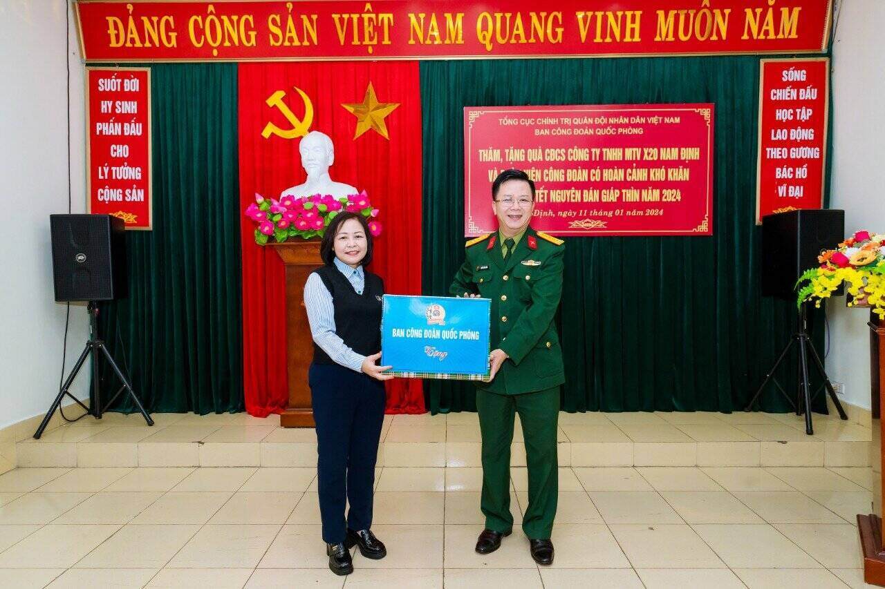 Đại tá Nguyễn Đình Đức trao quà cho Công đoàn cơ sở Công ty TNHH MTV X20 Nam Định dịp Tết Nguyên đán Giáp Thìn năm 2024. Ảnh: CĐQP