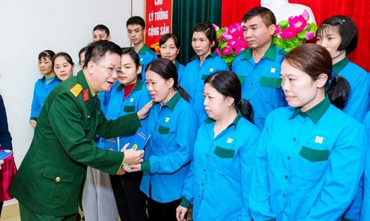Đại tá Nguyễn Đình Đức - Ủy viên Đoàn Chủ tịch Tổng LĐLĐVN, Trưởng ban Công đoàn Quốc phòng trực tiếp trao quà Tết và thăm hỏi đoàn viên Công đoàn, người lao động Công ty TNHH MTV X20 Nam Định. Ảnh: CĐQP
