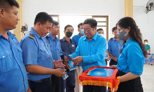 Ông Nguyễn Thanh Sơn - Chủ tịch LĐLĐ tỉnh Sóc Trăng trao quà cho đoàn viên, người lao động. Ảnh: Phương Anh