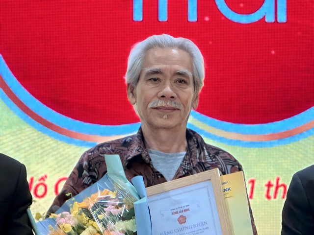 Ban tổ chức chương trình Mai Vàng tri ân trao tặng quà tri ân đến họa sĩ Ca Lê Thắng. Ảnh: DiPy.