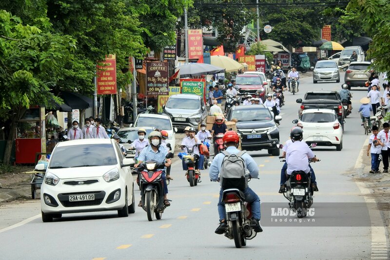 Quốc lộ 32 đoạn qua xã Hương Nộn, huyện Tam Nông. Ảnh: Tô Công.