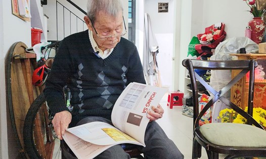 UBND huyện Hoàng Sa đã gửi tặng các gia đình nhân chứng tập sách Tư liệu Hoàng Sa. Ảnh: Thùy Trang