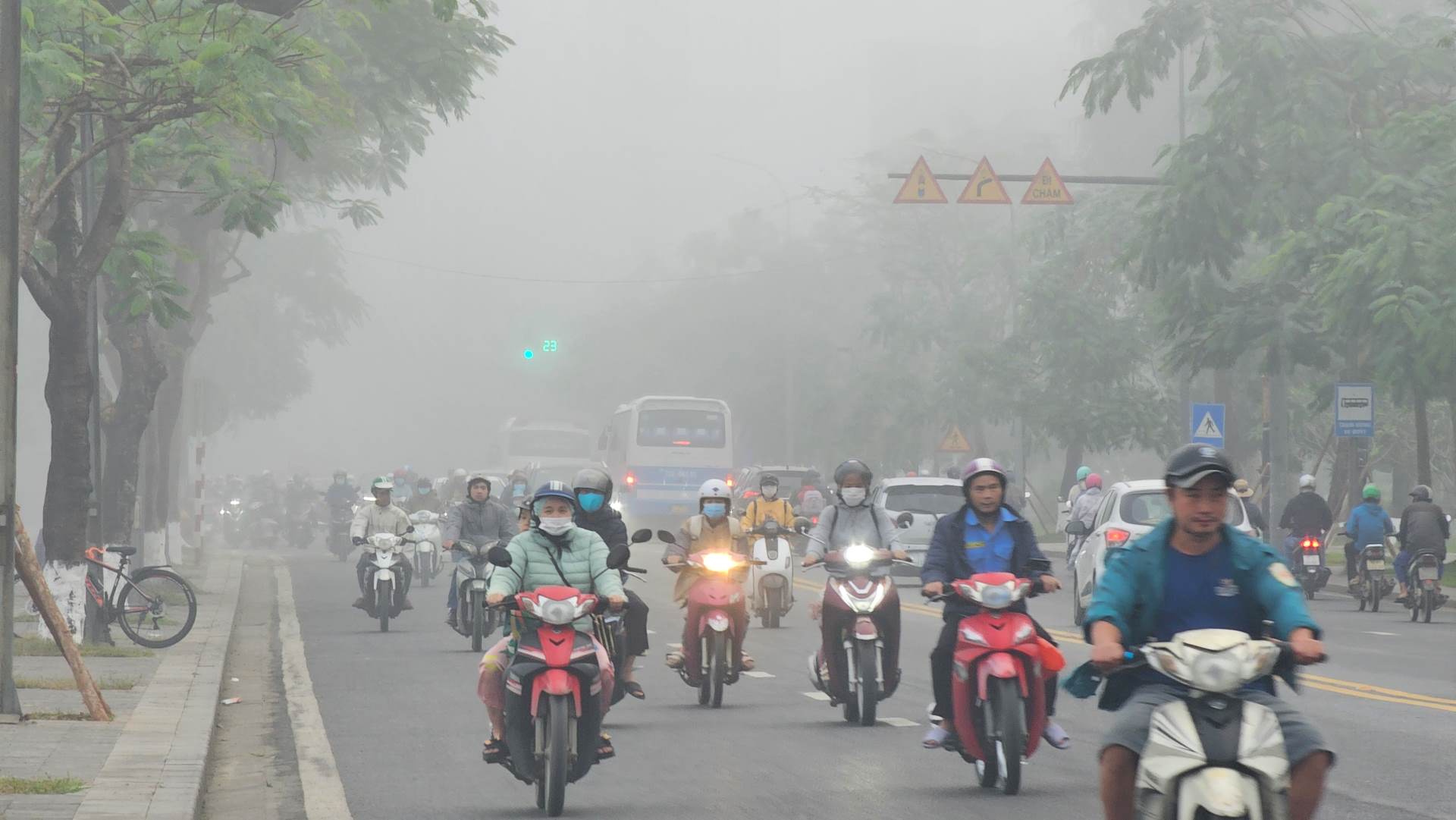 Chị Trần Phương Nhung (một người dân) chia biết: Sáng dậy, chị khá bất ngờ khi thấy màn sương dày đặc phủ kín thành phố như vậy. Cảnh tượng này khiến chị có cảm giác thích thú và chị đã lái xe đi một vòng quanh thành phố để tận hưởng thành phố trong sương. 
