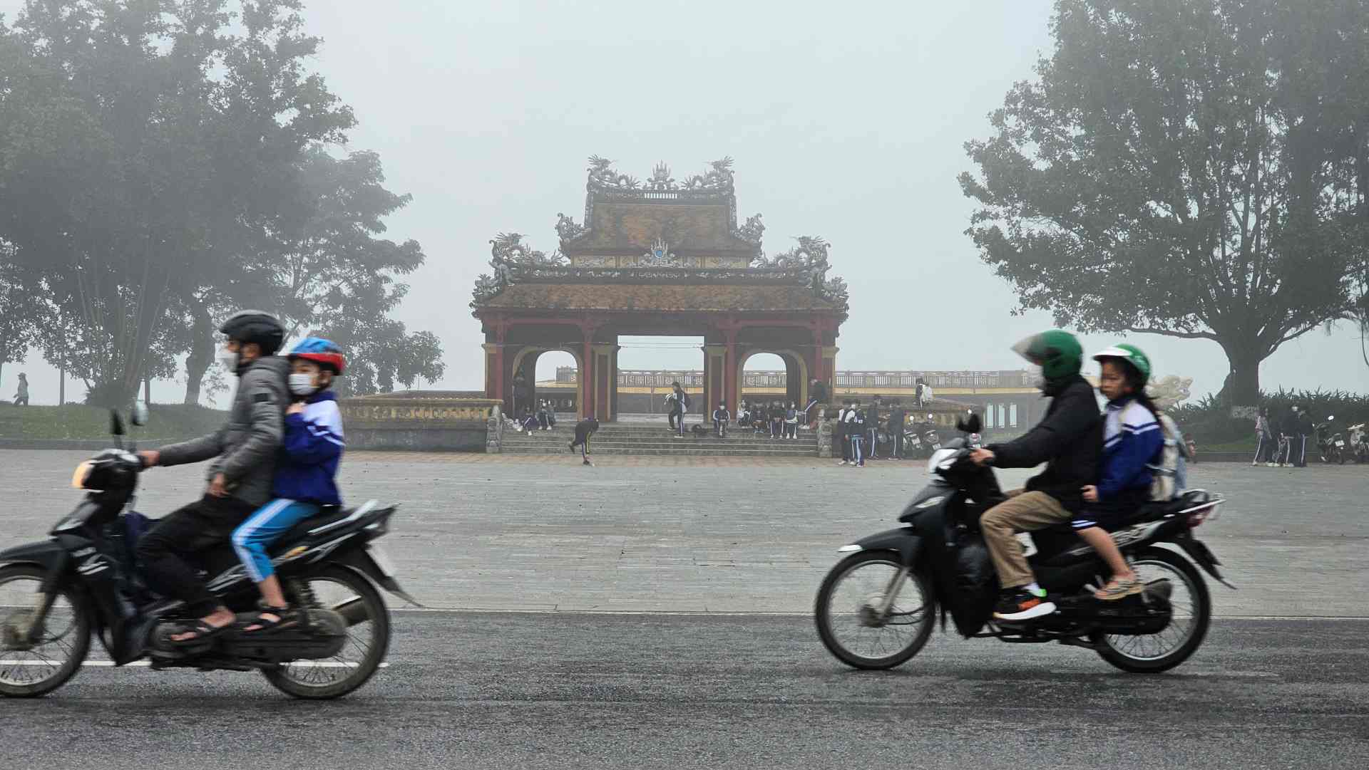 “Giữa cái tất bật của những ngày cuối năm, khung cảnh mờ sương dễ gợi cho mọi người kí ức về những ngày cũ, có chút hoài niệm, có chút chờ mong những ngày Tết sắp đến, có cả cảm giác rất đỗi bình yên nữa. Nhưng sương mù cũng khiến tầm nhìn của chúng ta bị hạn chế, vậy nên nếu lại bắt gặp cảnh này mọi người hãy lái xe và di chuyển thật chậm để hạn chế nguy hiểm”, chị Phương Nhung chia sẻ. 