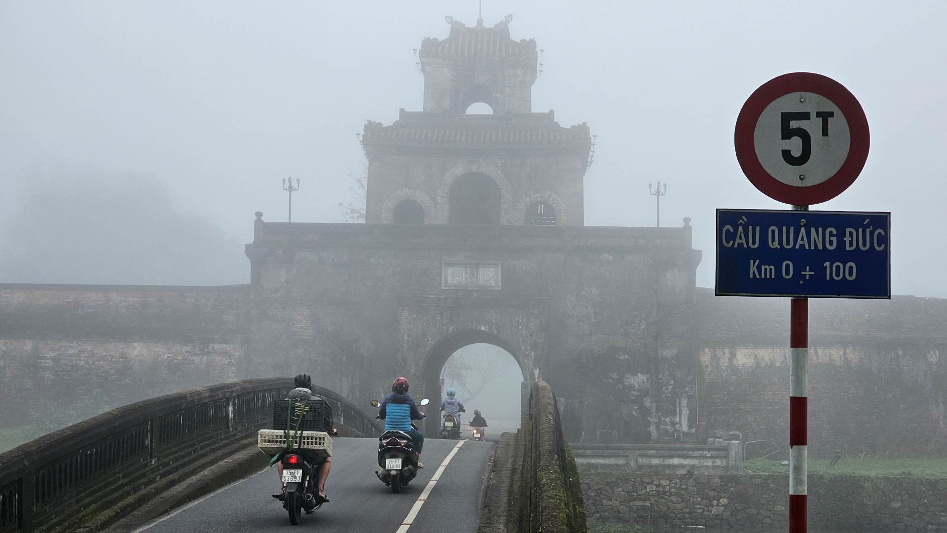Còn đối với bạn Nguyễn Ánh (một nhiếp ảnh) cho rằng: “Với tâm hồn của một người thích chụp ảnh thì đây là khung cảnh mà tôi không thể bỏ qua. Nhưng để ngắm nhìn và lưu giữ những khoảnh khắc thật đẹp ấy thì tôi phải thức dậy thật sớm, đó cũng chính là động lực săn hình sương mù của mình những ngày này”. 
