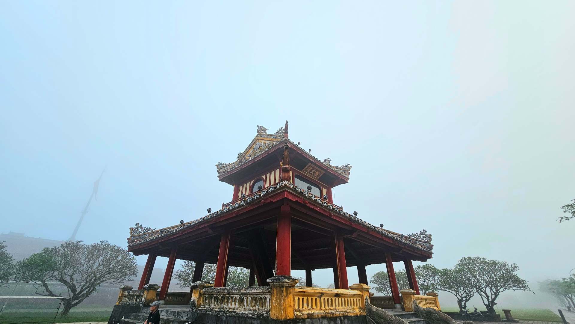  Phu Vân Lâu với sắc đỏ nổi bật, xuất hiện trong làn sương mờ.