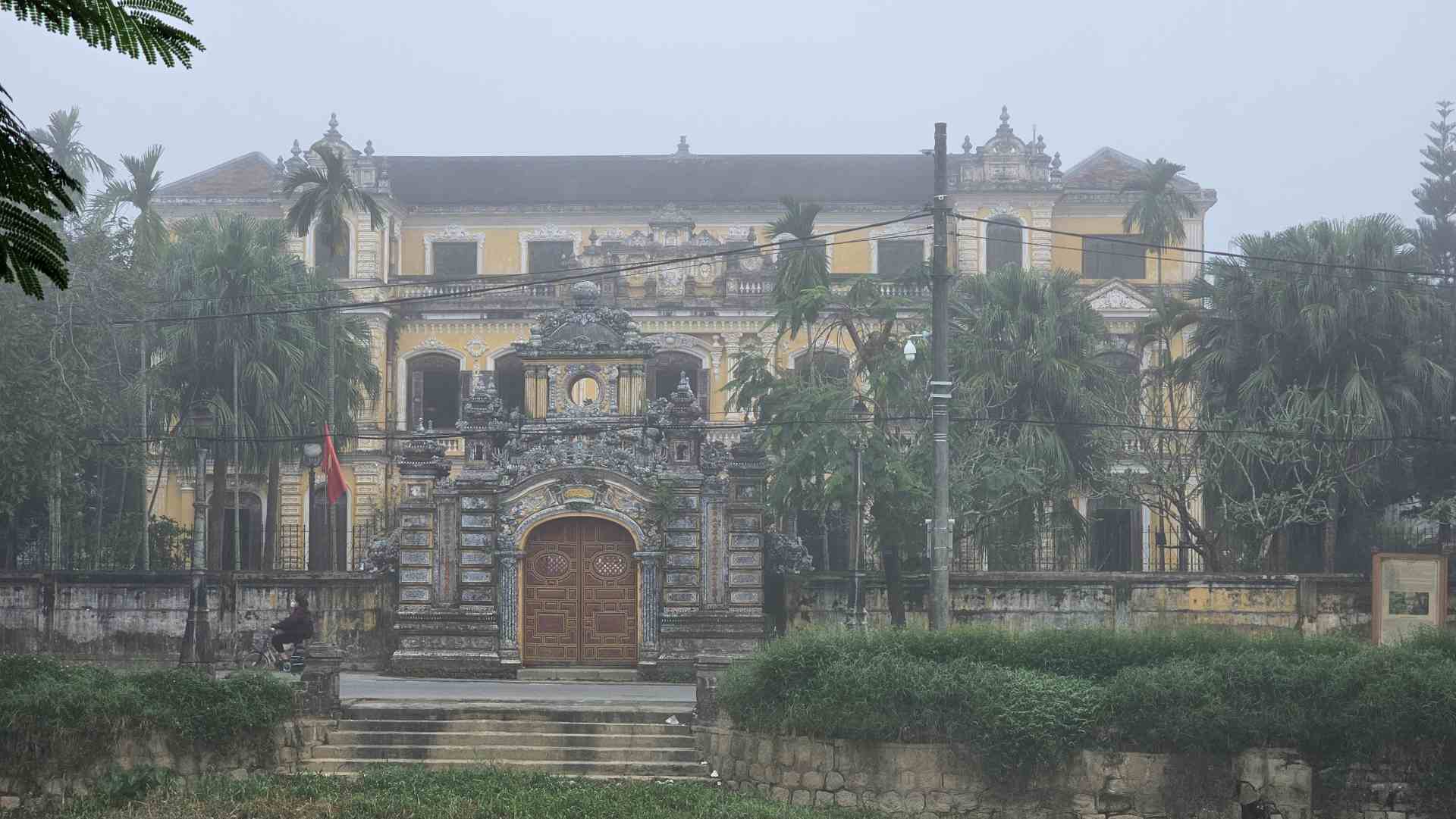 Cung An Định ẩn hiện trong làn sương lúc 7h30 sáng.