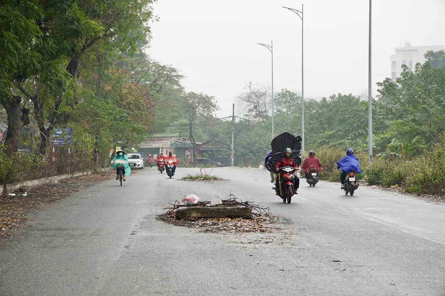 Trong đó, đoạn tuyến đường 70 được thi công năm 2020, dự kiến hoàn thành sau một năm nhưng đến nay vẫn còn dang dở. Ảnh: Hữu Chánh