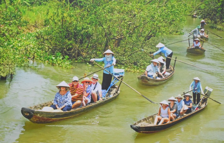 Du khách trãi nghiệm trên xuồng. 