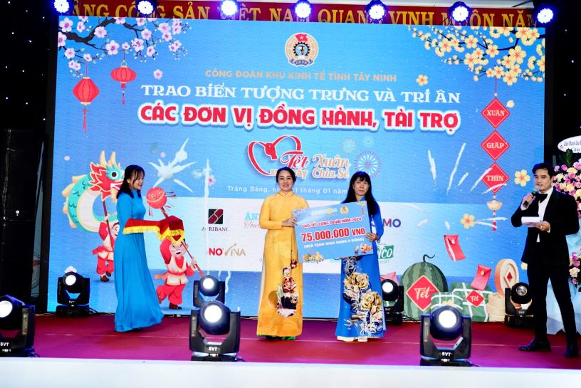 Công đoàn Khu kinh tế tỉnh Tây Ninh nhận sự hỗ trợ của các đơn vị để chăm lo cho đoàn viên, người lao động. 