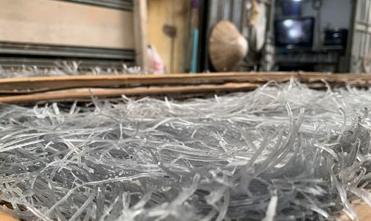 Làng nghề Dương Liễu có truyền thống làm miến dong nổi tiếng. Sợi miến thành phẩm sẽ được đóng gói bao bì đẹp mắt, phù hợp để biếu tặng. Ảnh: Thu Thuỷ.