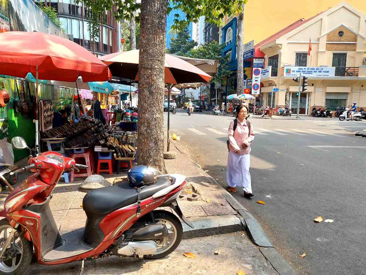 Người dân đi bộ dưới lòng đường Nguyễn Thái Bình (Quận 1) bởi vỉa hè bị chiếm trọng để buôn bán. 