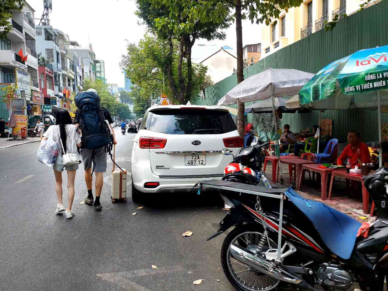 Vỉa hè bị chiếm dụng để bày bán ghế buôn bán trên đường Nguyễn Thái Bình (Quận 1), du khách nước ngoài phải đi bộ ra giữa lòng đường.