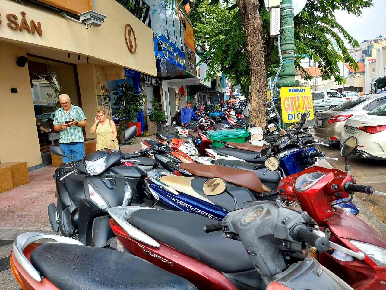 Tại khu vực cửa Tây chợ Bến Thành, đoạn vỉa hè đường Phan Chu Trinh gần như bị chiếm trọn để làm bãi giữ xe máy tự phát với giá 20.000 đồng/lượt.