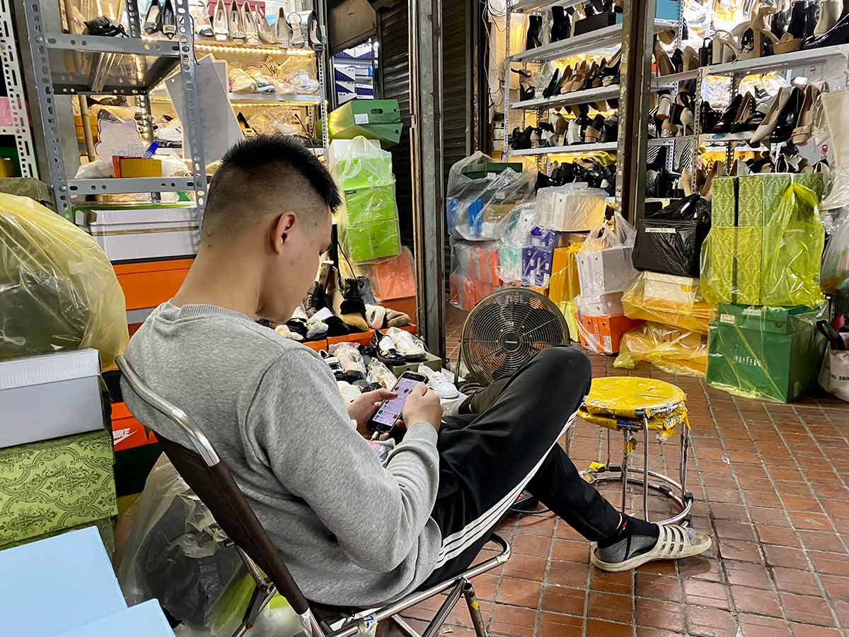 Anh Nguyễn Thu Giang (Hoàng Mai, Hà Nội) thuê gian hàng với diện tích gần 3m2 để kinh doanh giày dép nhưng ế ẩm nên chỉ để làm kho. Ảnh: Hoàng Nam.