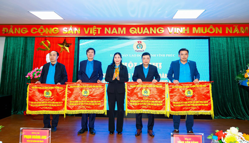 Các tập thể được tặng Cờ thi đua của Tổng LĐLĐ Việt Nam vì có thành tích xuất sắc trong các phong trào công nhân, viên chức, lao động và hoạt động Công đoàn năm 2023. Ảnh: Nguyễn Thêm