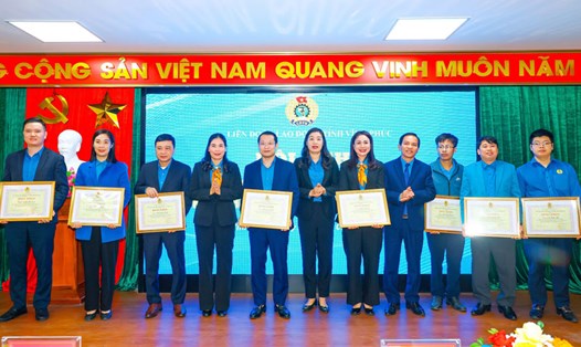 Các tập thể, cá nhân được tặng Bằng khen của Tổng LĐLĐ Việt Nam vì thành tích xuất sắc trong phong trào thi đua lao động giỏi và xây dựng tổ chức Công đoàn vững mạnh năm 2023. Ảnh: Nguyễn Thêm