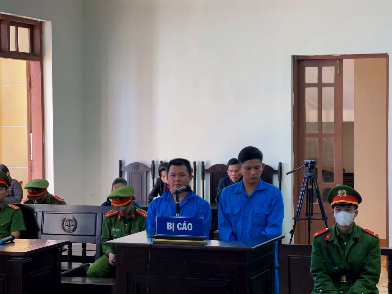 Bị cáo Phan Văn Cường và Lê Hùng Dương tại phiên tòa xét xử. Ảnh: Công an cung cấp