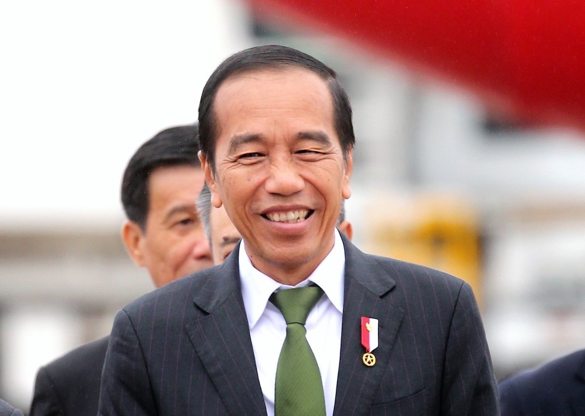 Tổng thống Indonesia Joko Widodo tới sân bay Nội Bài. Ảnh: Hải Nguyễn