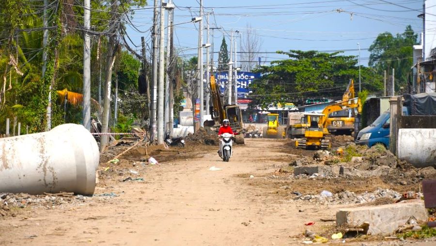 Quan sát thấy, các máy móc, thiết bị ngổn ngang, không có công nhân thi công tại công trường.