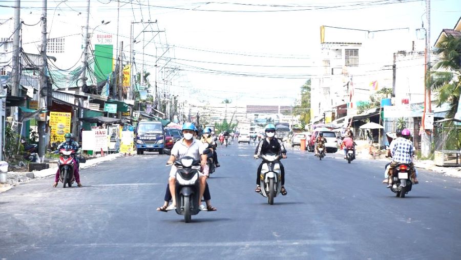 Tại ngã ba đường Hoàng Quốc Việt với đường Tỉnh 923 đã được tráng nhựa bằng phẳng, thông thoáng, sạch đẹp. 