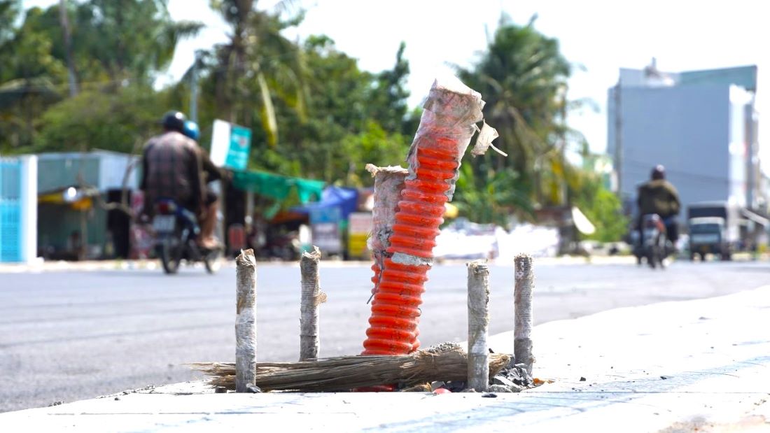 Ghi nhận của phóng viên Báo Lao động ngày 11.1, hiện đơn vị thi công đã cơ bản hoàn hành thảm công tác nhựa mặt đường và đang tiếp tục hoàn tất các hạng mục còn lại của công trình đường Hoàng Quốc Việt giai đoạn 1.