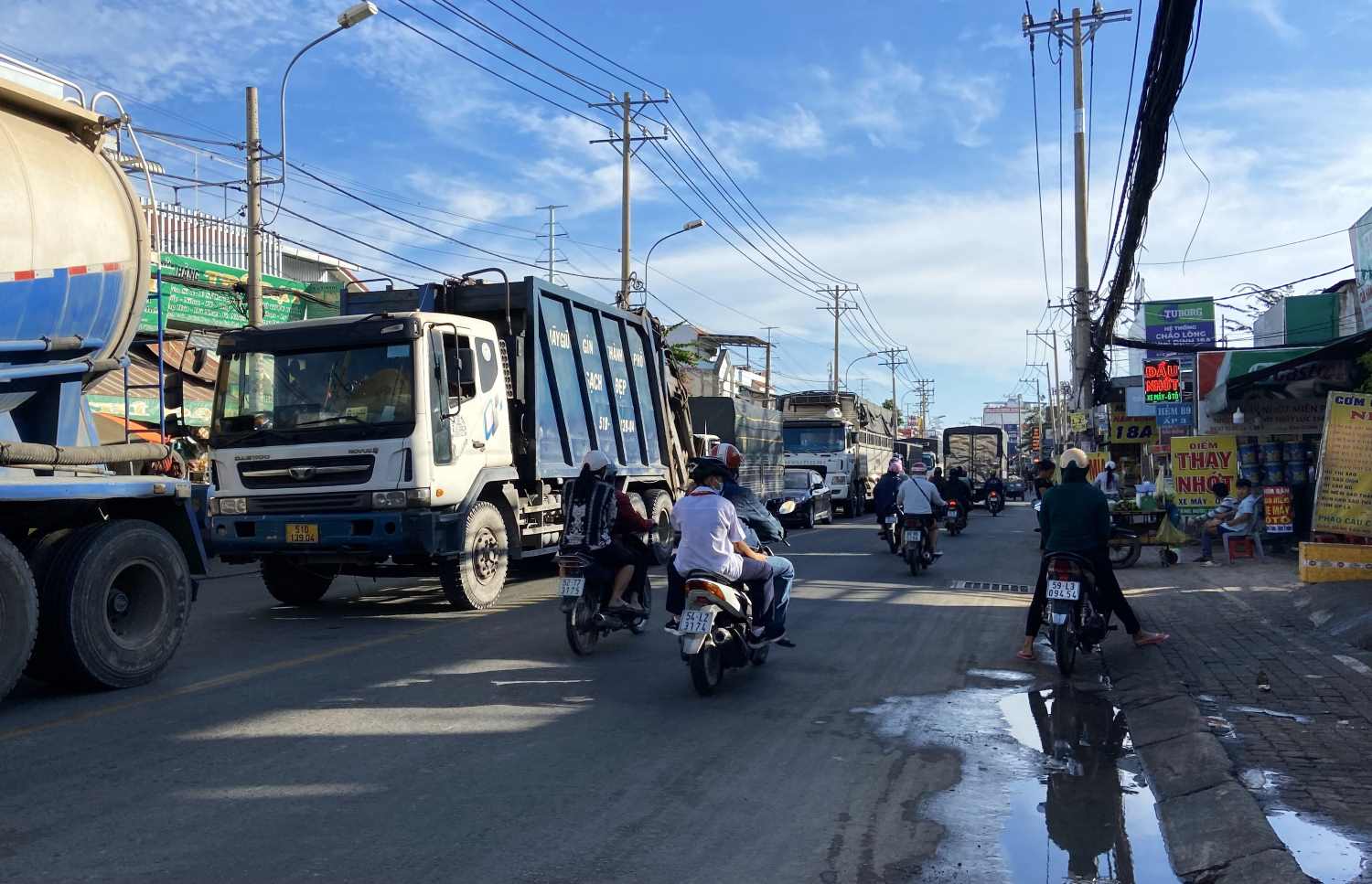 Quốc lộ 50 là tuyến huyết mạch nối TPHCM đi các tỉnh miền Tây nhưng nhỏ hẹp, trong khi đây còn là trục đường dẫn vào khu liên hợp xử lý rác thải Đa Phước nên thường xảy ra ùn tắc, tai nạn.