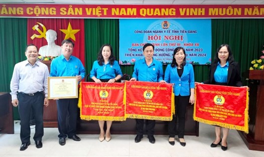 Trao tặng Bằng khen của Tổng LĐLĐ Việt Nam và Cờ thi đua của LĐLĐ tỉnh Tiền Giang. Ảnh: Trung Tần