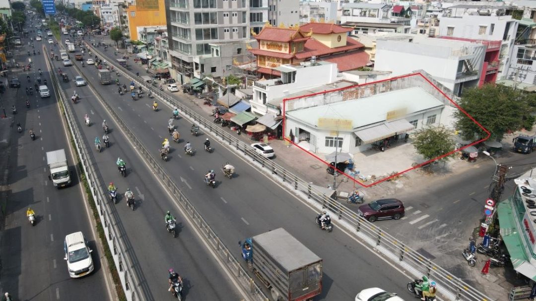 Tại mặt bằng số 682 Hồng Bàng, Quận 11 nằm ngay giao lộ Hồng Bàng - Phú Thọ với hai mặt tiền đường, hiện nơi đây đang kinh doanh quán ăn. 