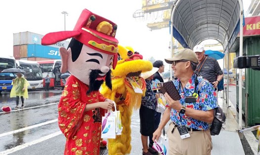 Đoàn khách tàu biển đầu tiên đến Đà Nẵng nhân dịp Tết Dương lịch 2024. Ảnh: Thùy Trang