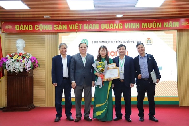 Trao thưởng tại Thi thiết kế bài giảng trực tuyến  - hoạt động do Công đoàn Học viên Nông nghiệp Việt Nam tổ chức (ảnh minh hoạ). Ảnh: CĐCS