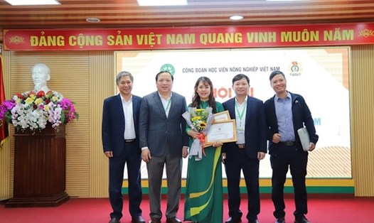 Trao thưởng tại Thi thiết kế bài giảng trực tuyến  - hoạt động do Công đoàn Học viên Nông nghiệp Việt Nam tổ chức (ảnh minh hoạ). Ảnh: CĐCS