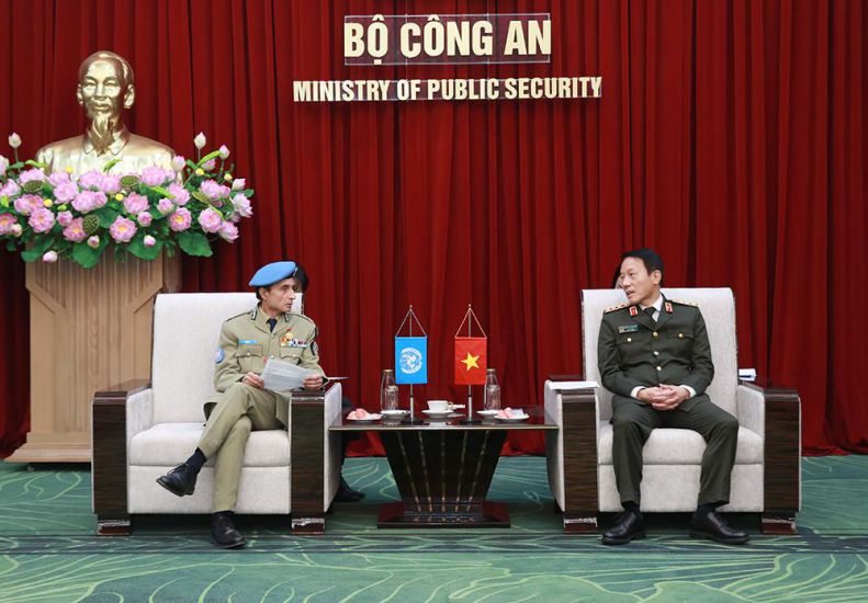 Thứ trưởng Bộ Công an Lương Tam Quang cùng ngài Faisal Shahkar - Tư lệnh Cảnh sát Liên Hợp Quốc tại buổi làm việc. Ảnh: Bộ Công an