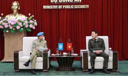 Thứ trưởng Bộ Công an Lương Tam Quang cùng ngài Faisal Shahkar - Tư lệnh Cảnh sát Liên Hợp Quốc tại buổi làm việc. Ảnh: Bộ Công an