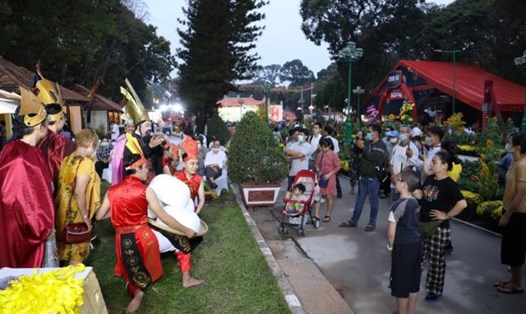 Lễ hội Tết Việt là hoạt động thường niên mỗi dịp Tết đến Xuân về, thu hút hàng trăm ngàn lượt người đến tham dự qua các năm. Ảnh: Di Py