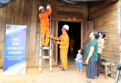 PC Đắk Nông hỗ trợ người dân thay thế, sữa chửa các thiết bị điện miễn phí. Ảnh: Linh Tâm