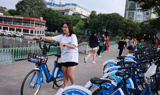 Nhiều người dân đã quen với việc sử dụng xe đạp công cộng trong cuộc sống hằng ngày. Ảnh: Hải Nguyễn