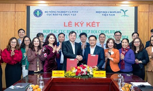 CropLife ký kết với Bộ NNPTNT hỗ trợ ứng dụng một cách bền vững và có trách nhiệm thuốc bảo vệ thực vật tại Việt Nam. Ảnh: Hồng Quang