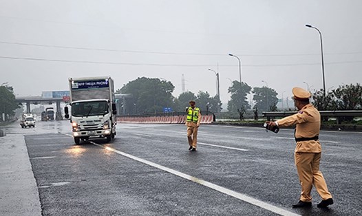 Lực lượng CSGT xử lý các hành vi liên quan đến giao thông, trong đó có vi phạm nồng độ cồn trên cao tốc Pháp Vân - Cầu Giẽ. Ảnh: H.Huế