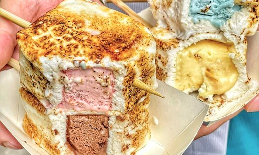 Kem bọc marshmallow nướng là món ăn vặt đường phố làm mưa làm gió ở Seoul, Hàn Quốc khi xuất hiện từ năm 2017. Du khách có thể tìm thấy món ăn này trên phố Myeongdong, chợ Mangwon... ở thủ đô xứ sở kim chi. Ảnh: Phương Min
