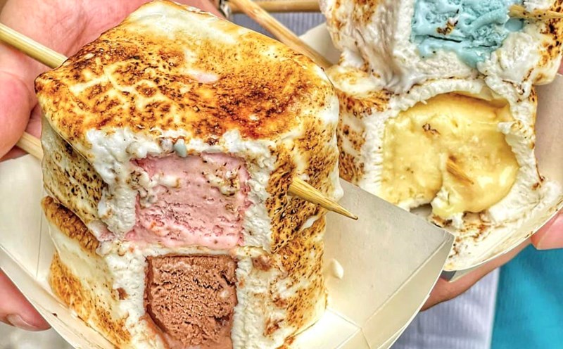 Kem bọc marshmallow nướng là món ăn vặt đường phố làm mưa làm gió ở Seoul, Hàn Quốc khi xuất hiện từ năm 2017. Du khách có thể tìm thấy món ăn này trên phố Myeongdong, chợ Mangwon... ở thủ đô xứ sở kim chi. Ảnh: Phương Min