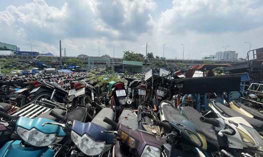 Hàng nghìn xe máy, ôtô, ba gác... xếp dày đặc, ngổn ngang trong các kho tang vật ở Quận 7. Ảnh: Minh Quân