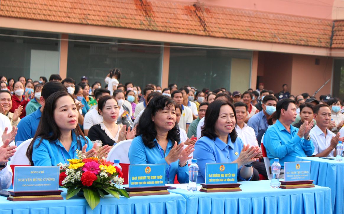 Bà Thái Thu Xương (thứ 3 trái sang)- Phó Chủ tịch Tổng LĐLĐ Việt Nam tại chương trình Tết sum vầy- Xuân chia sẻ năm 2024 tại Khu công nghiệp Sa Đéc. Ảnh: Lâm Điền