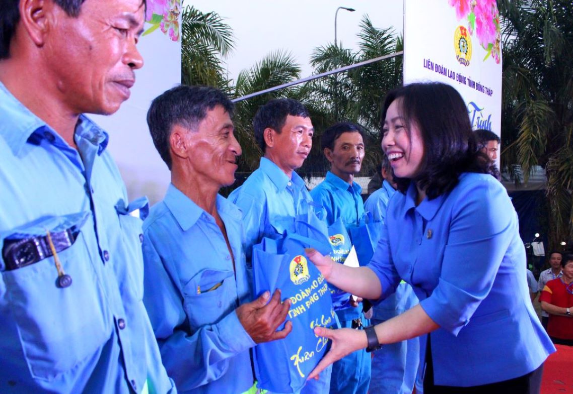 Phó Chủ tịch Tổng LĐLĐ Việt Nam trao quà cho đoàn viên, người lao động có hoàn cảnh khó khăn. Ảnh: Lâm Điền
