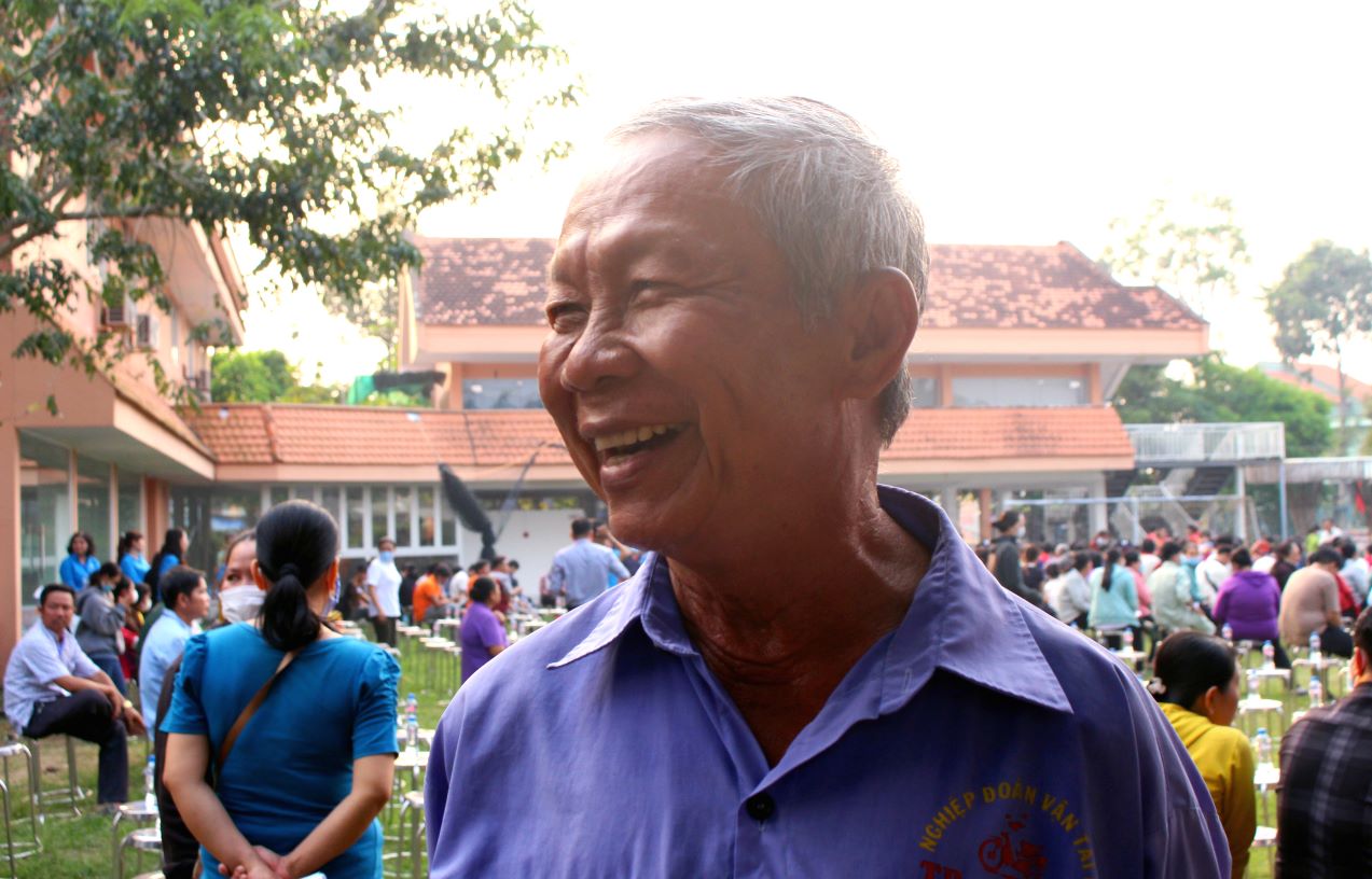 Ông Ngô Văn Biết, đoàn viên Nghiệp đoàn Vận tải bộ TP Sa Đéc, nở nụ cười hạnh phúc sau khi nhận được món quà thiết thực cho ngày Tết từ tổ chức Công đoàn. Ảnh: Lâm Điền