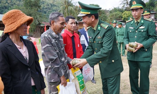 Đại tá Ngô Xuân Thường, Phó Chính ủy Bộ đội Biên phòng tỉnh Quảng Trị tặng quà cho các hộ dân có hoàn cảnh khó khăn. Ảnh: BP.